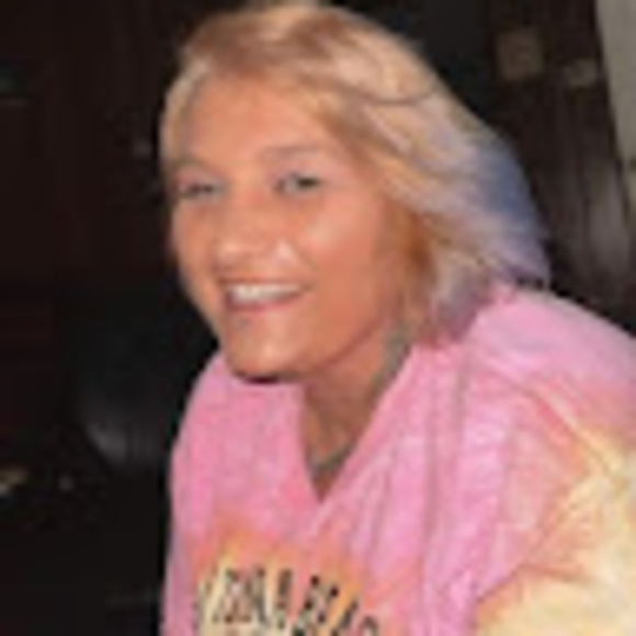 Profile Picture of Edith Holbrooks (@edith_holbrooks) on Poshmark