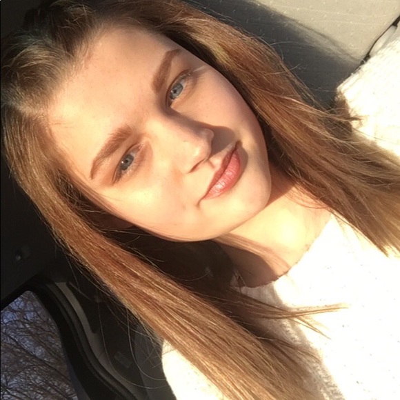 Profile Picture of Lexy Saxon (@lexysaxon) on Poshmark
