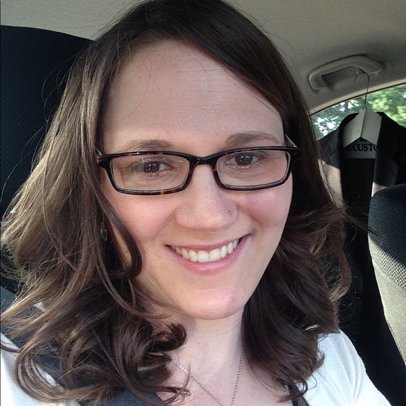 Profile Picture of Vickie Jengo (@vickieleigh25) on Poshmark