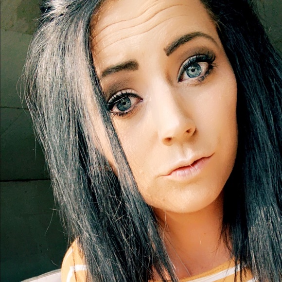 Profile Picture of Taylor Milbrett (@taylormilbrett) on Poshmark