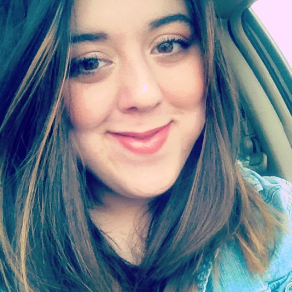 Profile Picture of Ashlee Springer (@ashspring) on Poshmark