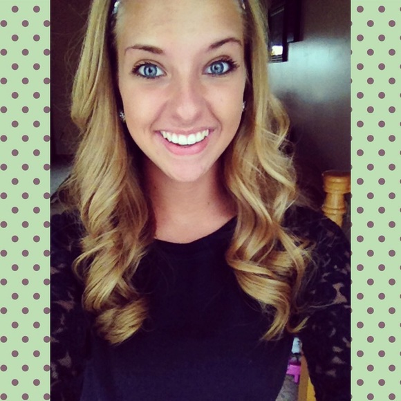 Profile Picture of Megan Cronenwett (@megcronenwett) on Poshmark