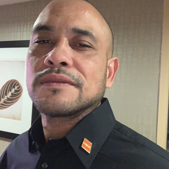 Profile Picture of Robert Calixtro (@robertcalixtroo) on Poshmark