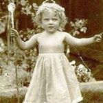 Profile Picture of Laura Tompkins (@thequeenofmirth) on Instagram