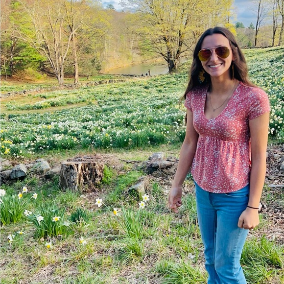 Profile Picture of Amanda Antonioli (@amandaantonioli) on Poshmark