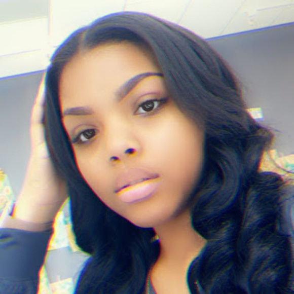 Profile Picture of Larrielle Spencer (@lelspencer20) on Poshmark