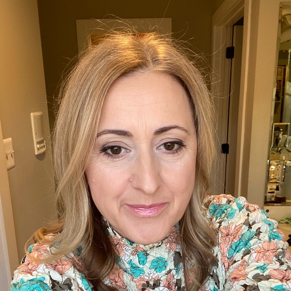 Profile Picture of Elzbieta Kochanowski (@elakoch) on Poshmark