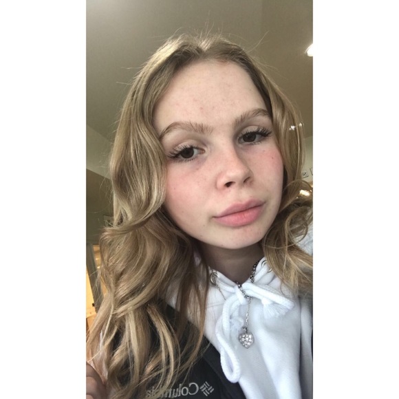 Profile Picture of Mya Servatius (@mya_tia) on Poshmark