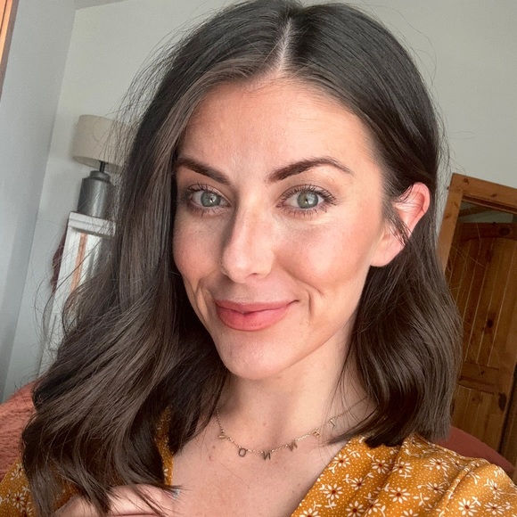 Profile Picture of Taylor Engles (@taylorjengles) on Poshmark
