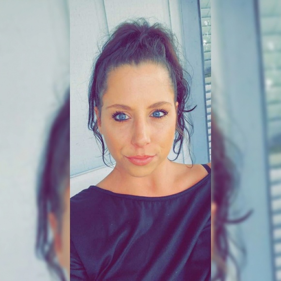 Profile Picture of Ashley Monosmith (@ashldm) on Poshmark