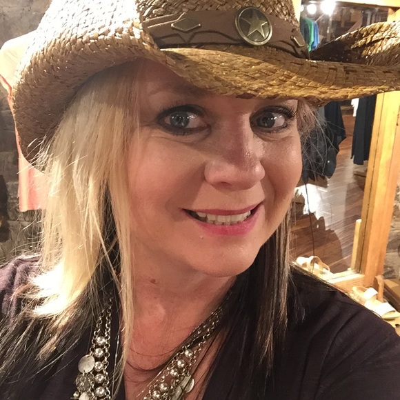 Profile Picture of Amy Johnson (@jjmoto) on Poshmark