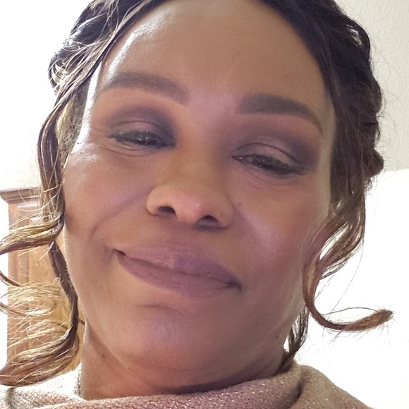 Profile Picture of Essie Williams (@wmsab1) on Poshmark