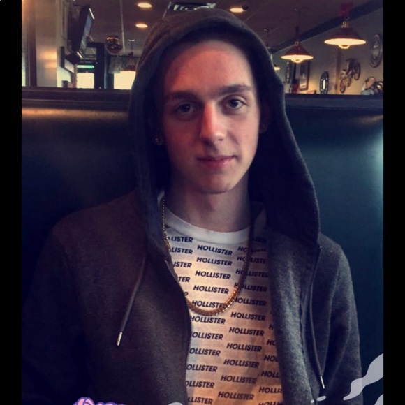 Anglo Zelandi - Poshmark Profile Picture of Anglo Zelandi (@angelooo385) on Poshmark