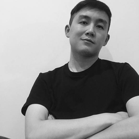 Profile Picture of David Huang (@kons1874) on Poshmark