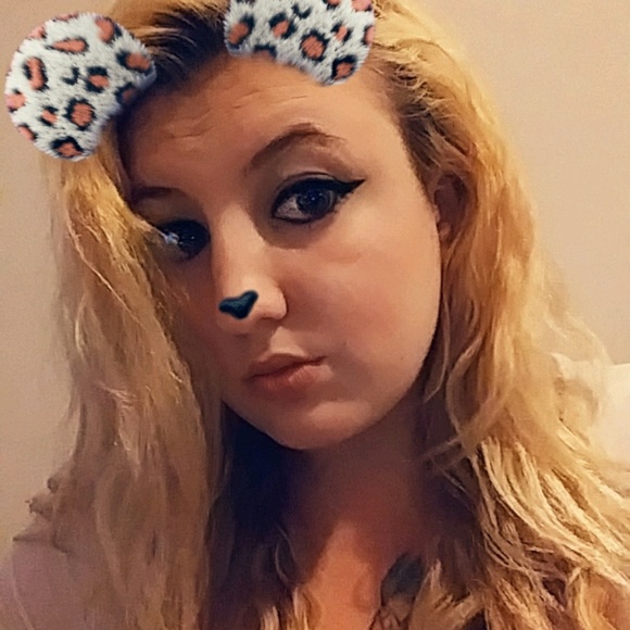 Profile Picture of Desiree Derock (@des1517) on Poshmark