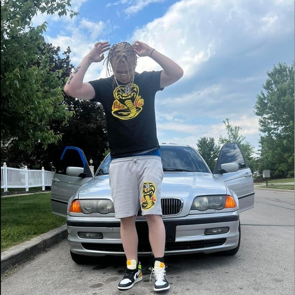 Profile Picture of Loe Loe (@loehouliooo) on Poshmark