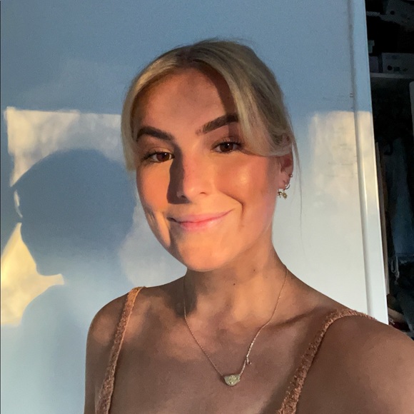 Profile Picture of Gabby Osmond (@gabsosmond) on Poshmark
