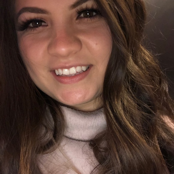 Profile Picture of Lucia Robles (@van3ssarobl3s) on Poshmark