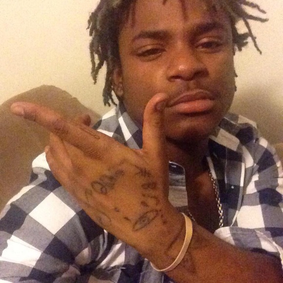 Profile Picture of Johnny Johnson (@bloominking) on Poshmark