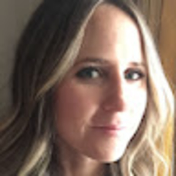 Profile Picture of Elizabeth Trask (@liz_lady) on Poshmark