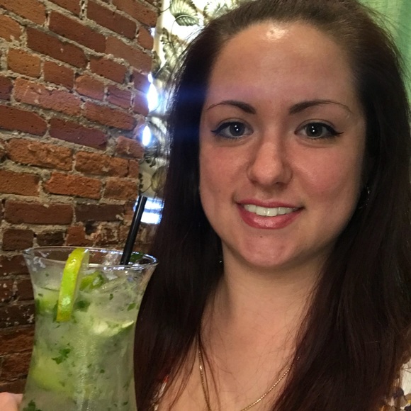 Profile Picture of Tara Maners (@traem8810) on Poshmark