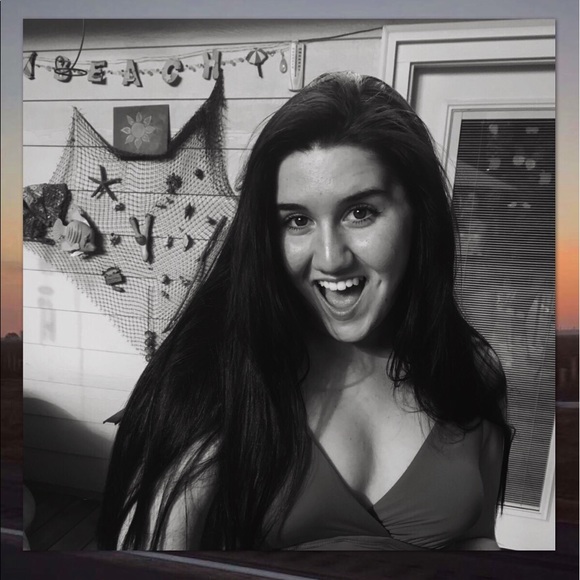 Profile Picture of Julia Schwane (@jschwane) on Poshmark