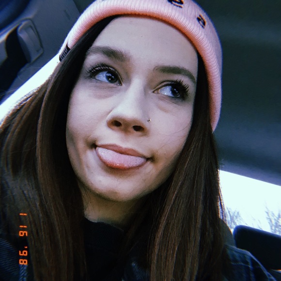 Profile Picture of Camille Fessenden (@camilllle_is_) on Poshmark