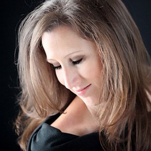 Profile Picture of ElitePortraitDesign (@LisaHolthausMN) on Twitter