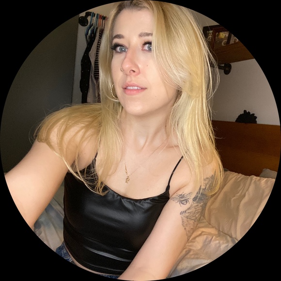 Profile Picture of Elsy Pawelak (@epawela90) on Poshmark