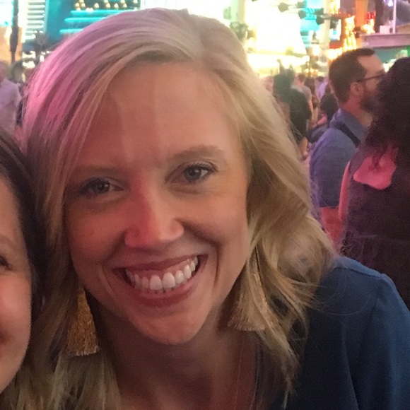 Profile Picture of Kandi Schmidt (@klee008) on Poshmark