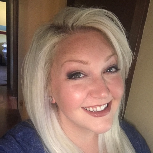 Profile Picture of Heather Bensinger (@hmbensinger) on Poshmark