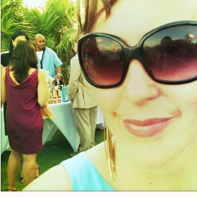 Profile Picture of Julia Elliott (@juliawelliott) on Twitter