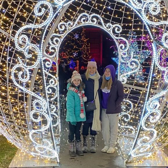 Profile Picture of Danielle Diamond (@daniellediam819) on Poshmark