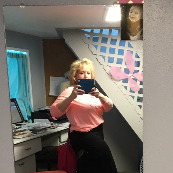 Profile Picture of Lisa Allison (@pdoodles68) on Poshmark