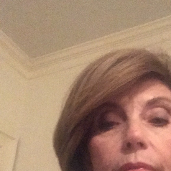 Profile Picture of Barbara Sims (@beesims) on Poshmark