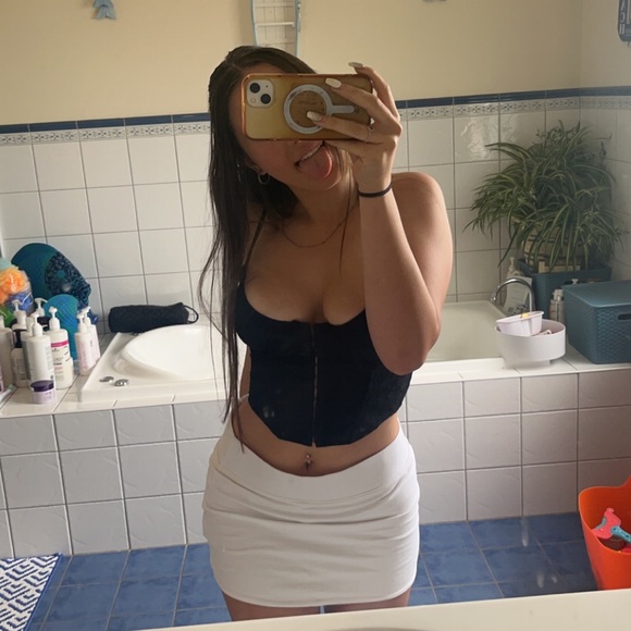 Profile Picture of Jasmine Irving (@jasmineirvin957) on Poshmark