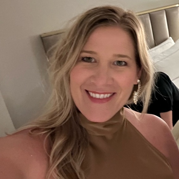 Profile Picture of Elisa Rubeck (@rubeckelisa) on Poshmark