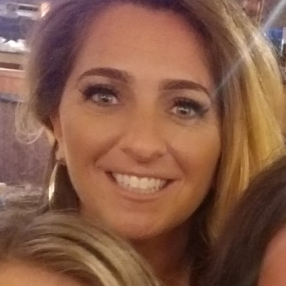 Profile Picture of Rosalie Curcuru (@rosalie_curcuru) on Poshmark