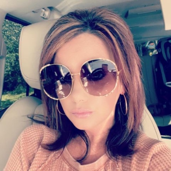 Profile Picture of Danielle Saucier (@xsweetpea504) on Poshmark