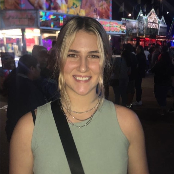 Profile Picture of Victoria Downing (@victoriadown757) on Poshmark