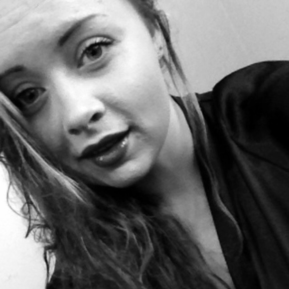 Profile Picture of Nadia Osmolinski (@landofoz) on Poshmark