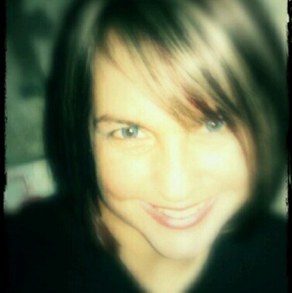 Profile Picture of Melissa Reznicek (@gettingridof) on Poshmark