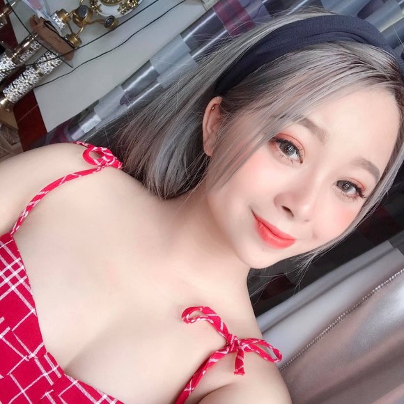 Profile Picture of Nhung Phan (@kylie1501) on Poshmark