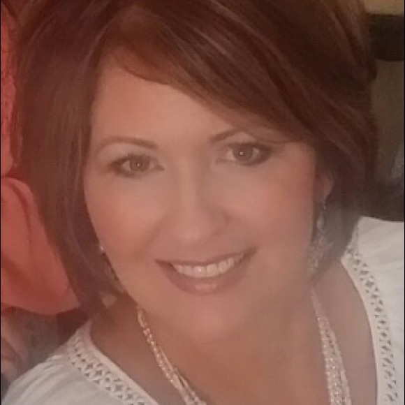Profile Picture of Debbie Carson (@dcarson18) on Poshmark