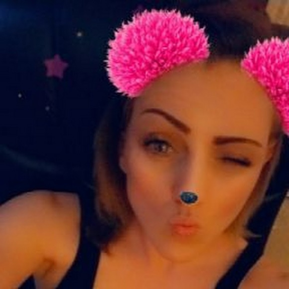 Profile Picture of Cassie Gordon (@cassiegordon172) on Poshmark