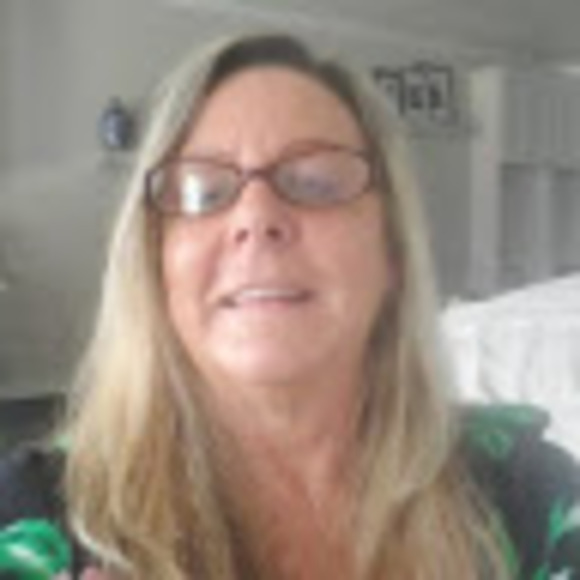 Profile Picture of Deborah Poremba (@deborahporemba) on Poshmark