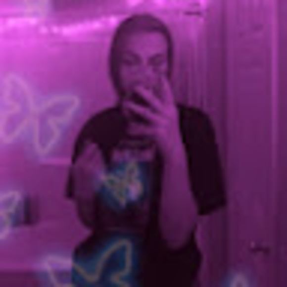 Profile Picture of Julia Lamb (@julialamb20) on Poshmark