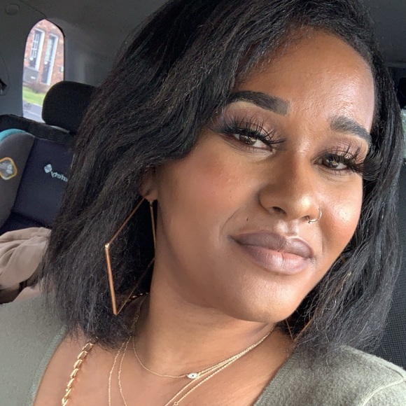 Profile Picture of Alexis Howland (@alexis_howland) on Poshmark