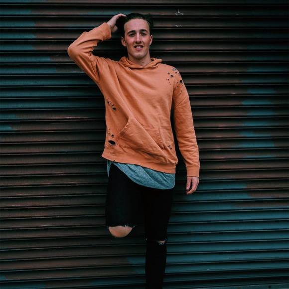Profile Picture of George Conzelman (@gconzelman) on Poshmark