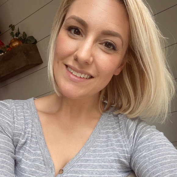 Profile Picture of Amanda Difiore (@amanda_d25) on Poshmark